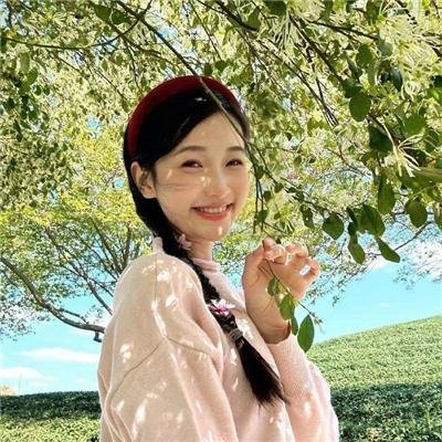 某天后之女被曝直播带货翻车，短时间内时装周T台画面流出